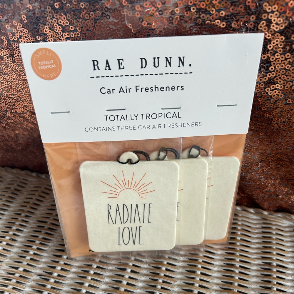 RAE DUNN. Car Air Fresheners TOTALLY TROPICAL
CONTAINS THREE CAR AIR FRESHENERS